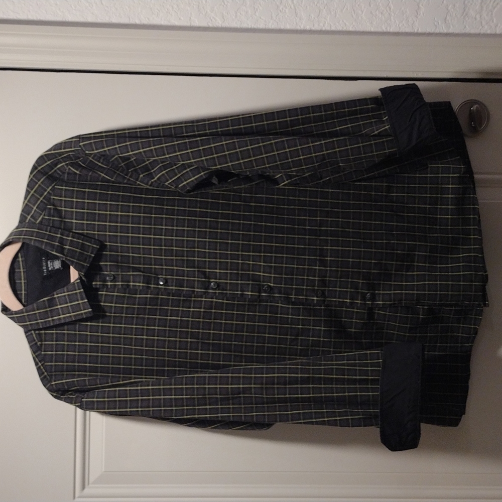 Xl Van Heusen button down long sleeve shirt green black
